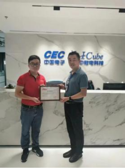 萨科微贺俊驹总监与中微电陈锋总监在代理商授牌仪式合影